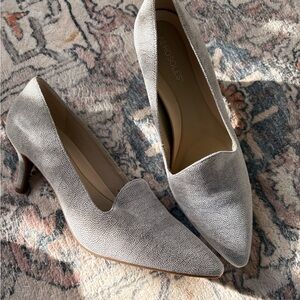 AEROSOLES Women's Textured Gray Heels